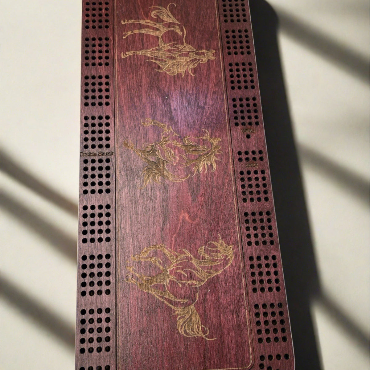 Planche de cribbage personnalisée avec chevilles métalliques et jeu de cartes